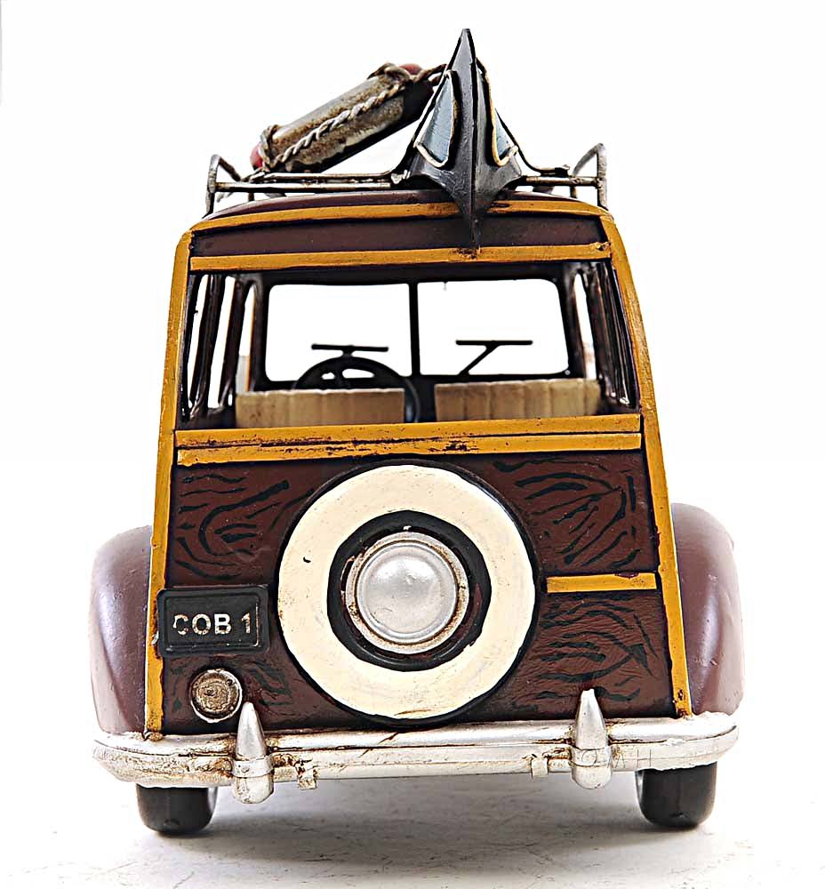 1947 Chevrolet Suburban with Canoe 1:14 R52045